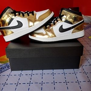 Nike Air Jordan 1 Mid Metallic Gold Black